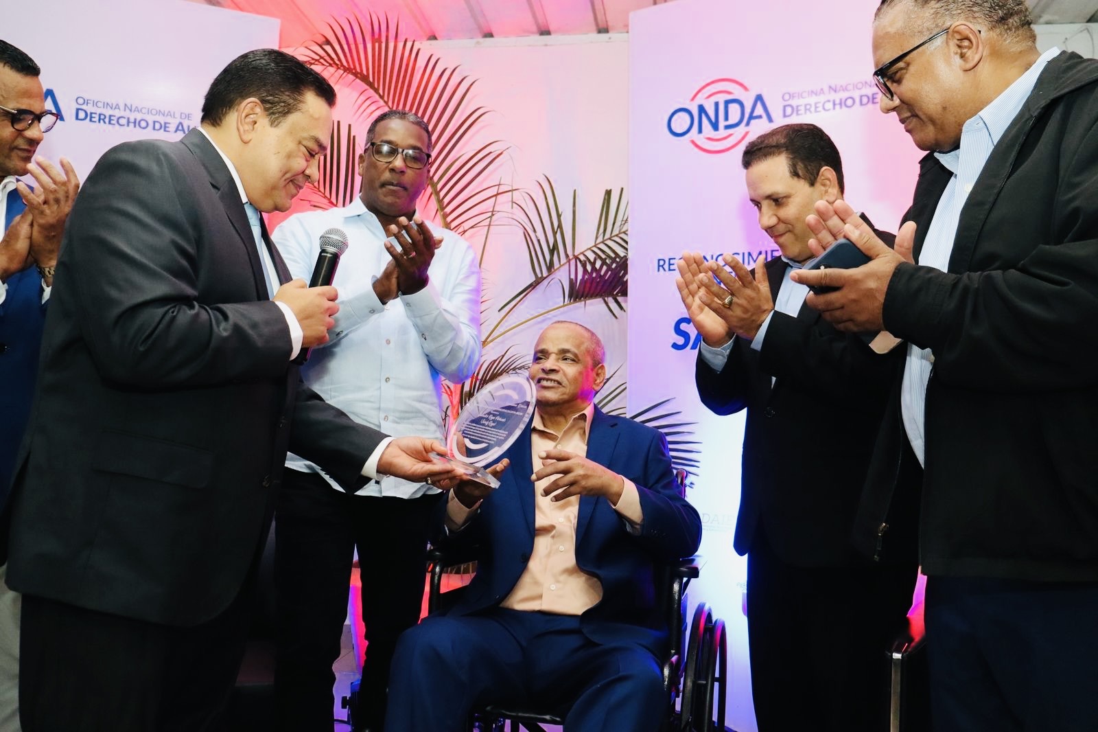 Sandy Reyes: La voz dorada del merengue recibe un merecido homenaje